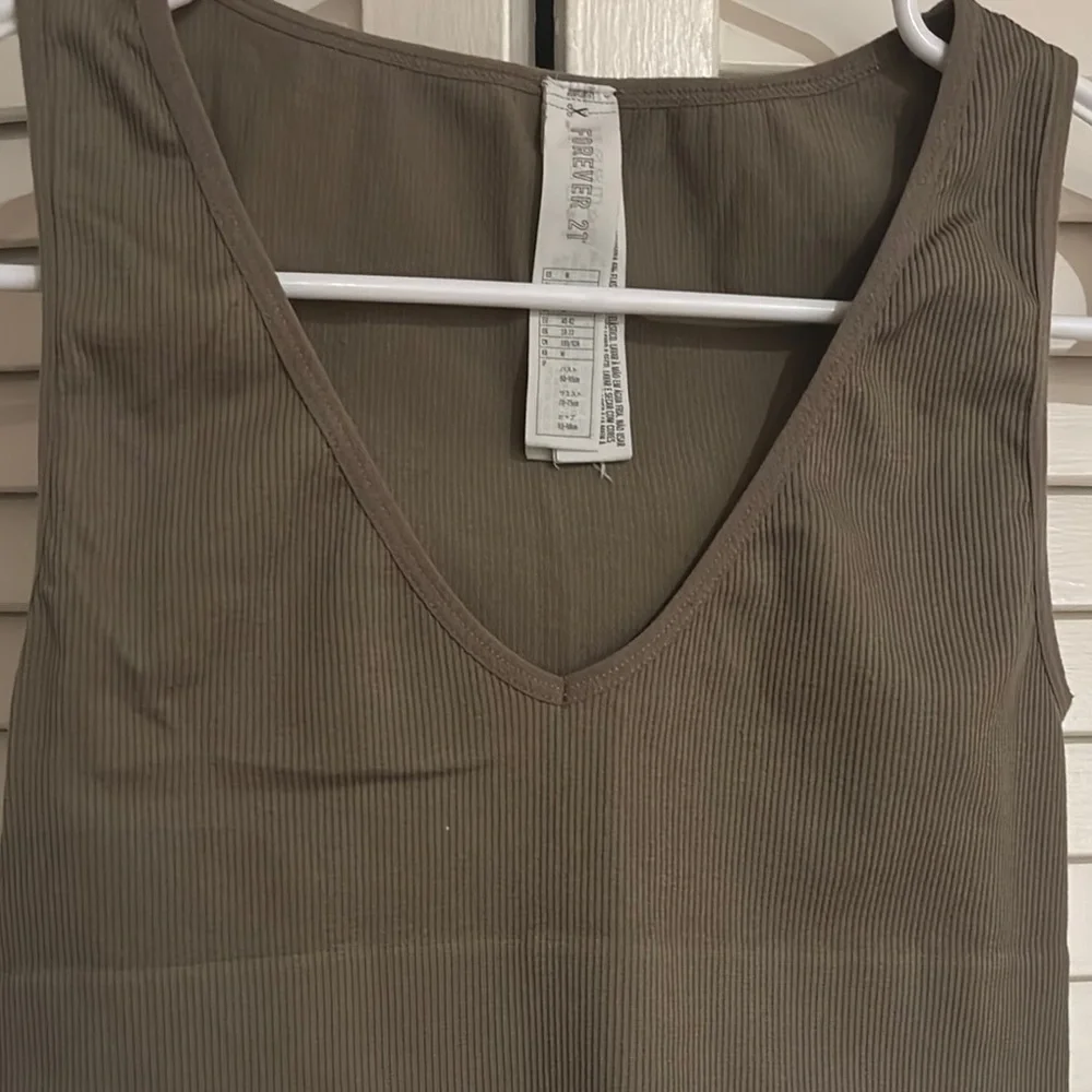 Olive Green Sleeveless Crop Top - Picture 2 of 8